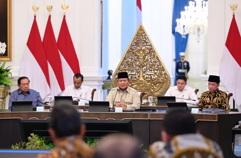 Momen Prabowo Duduk Diapit SBY dan Jokowi saat Makan Malam di Istana