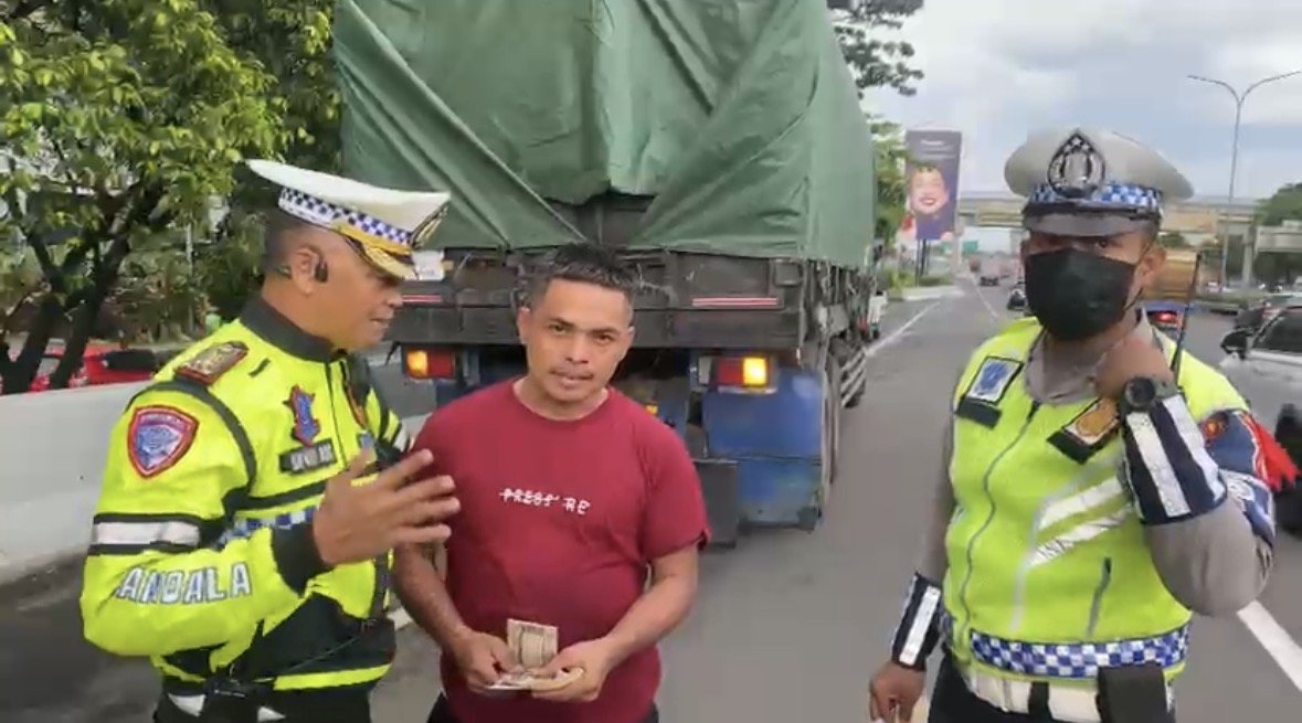 Nekat Masuk Tol JORR, 10 Truk Langsung Ditilang dan Diputar Balik