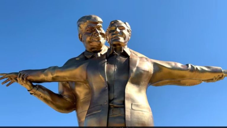 Patung Trump dan Epstein ala Titanic Bikin Heboh di Tengah Perang AS vs Iran