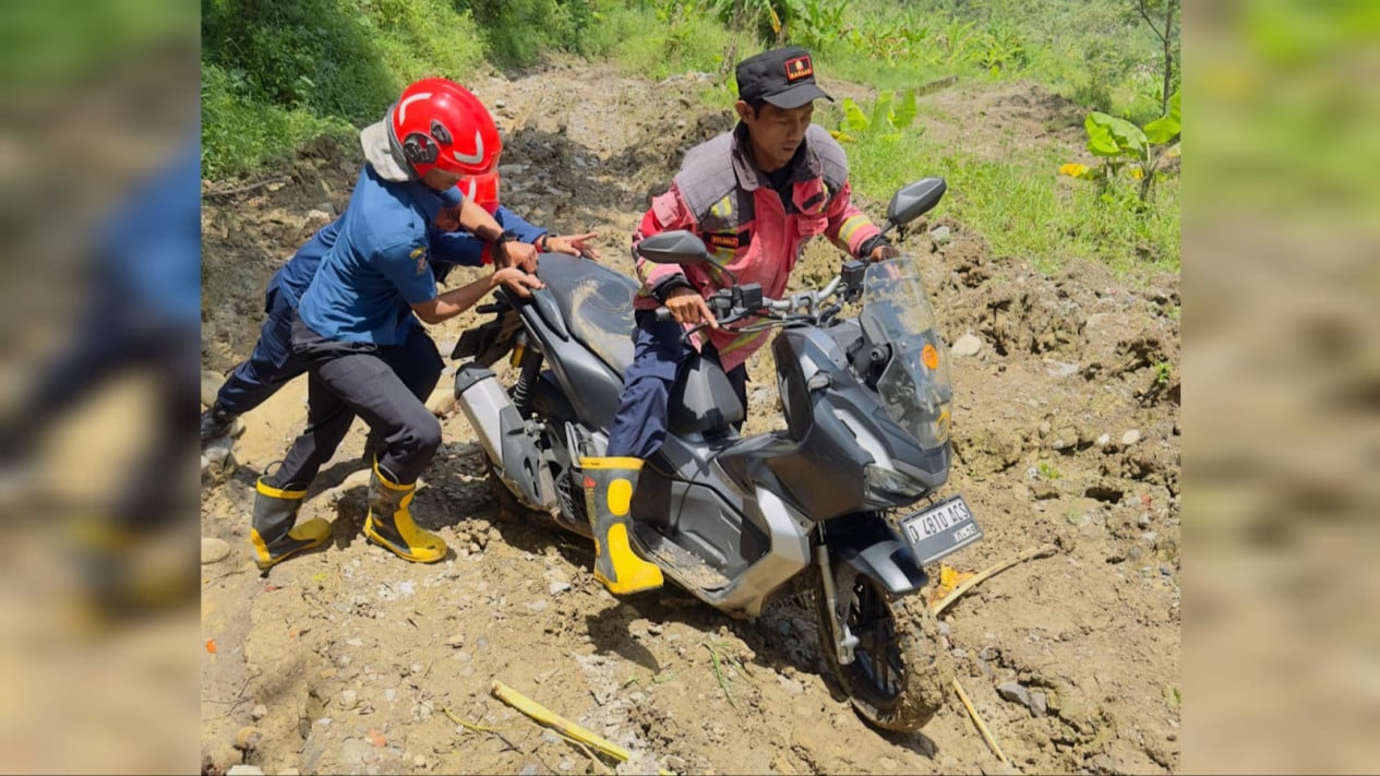 Pemudik Ini Dievakuasi Damkar Gegara Nyasar Ikuti Google Maps Masuk Jalur Irigasi