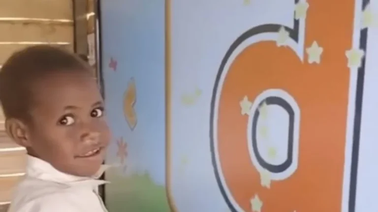 Potret Kegembiraan Anak-Anak Papua Belajar Menggunakan Papan Pintar Interaktif