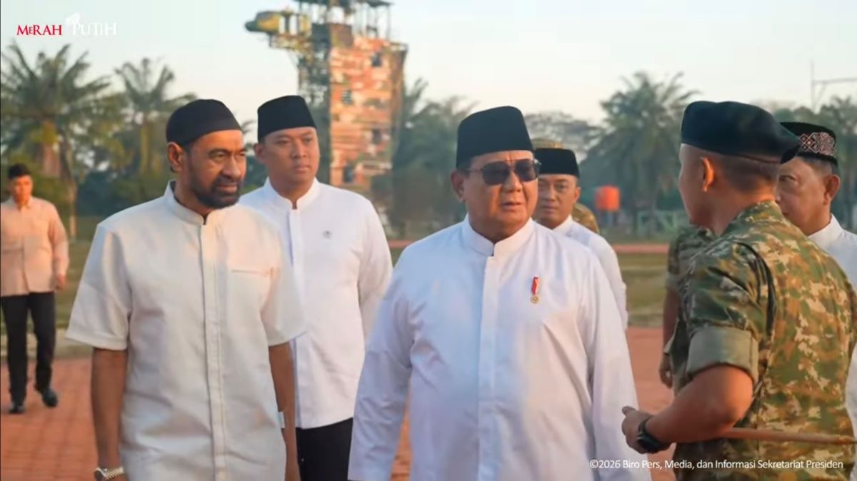 Prabowo Didampingi Mualem Sholat Id di Masjid Darussalam Aceh