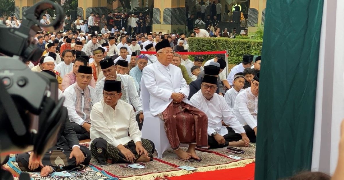 Pramono-Rano Sholat Id Bersama Maamp;rsquo;ruf Amin di Balai Kota