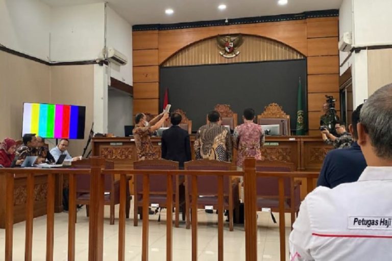 Sidang Praperadilan, Kuasa Hukum Gus Yaqut Serahkan Tumpukan Dokumen ke Hakim