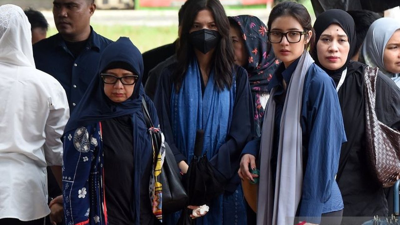 Suasana Haru Selimuti Pemakaman Vidi Aldiano, Sheila Dara Tampak Tegar