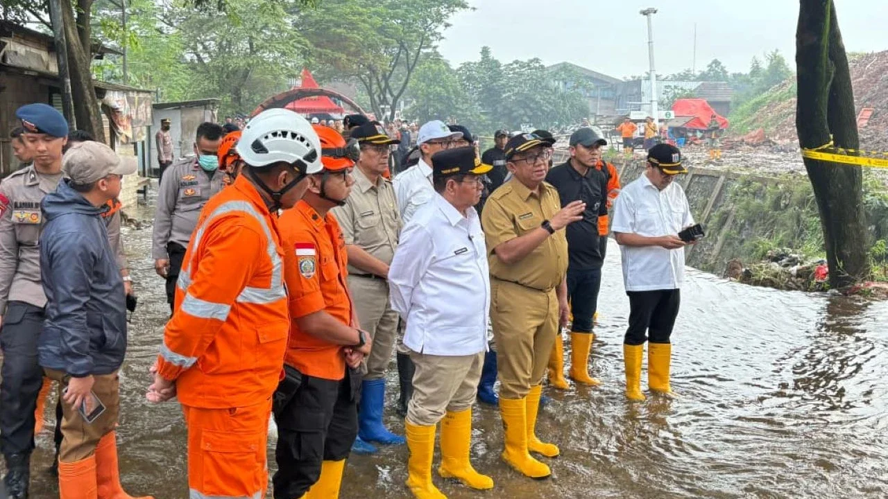 Tinjau Longsor TPST Bantargebang, Pramono Sebut Sampah Tutup Aliran Sungai Ciketing 40 Meter