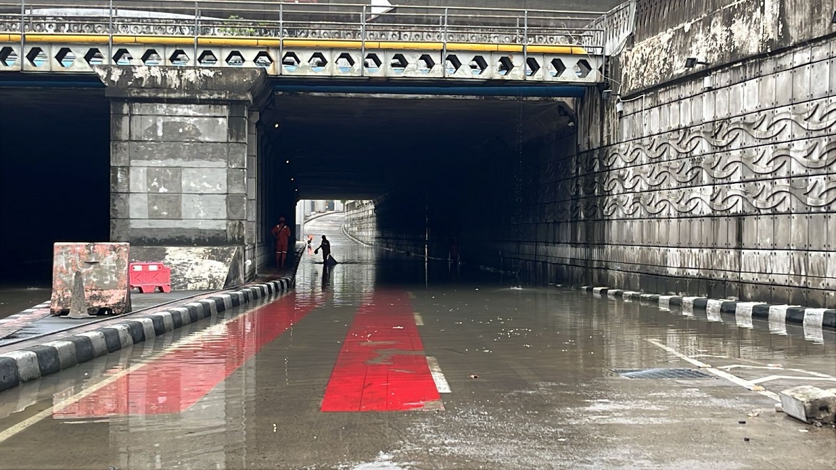 Underpass Mampang Prapatan Jaksel Lumpuh Terendam Banjir