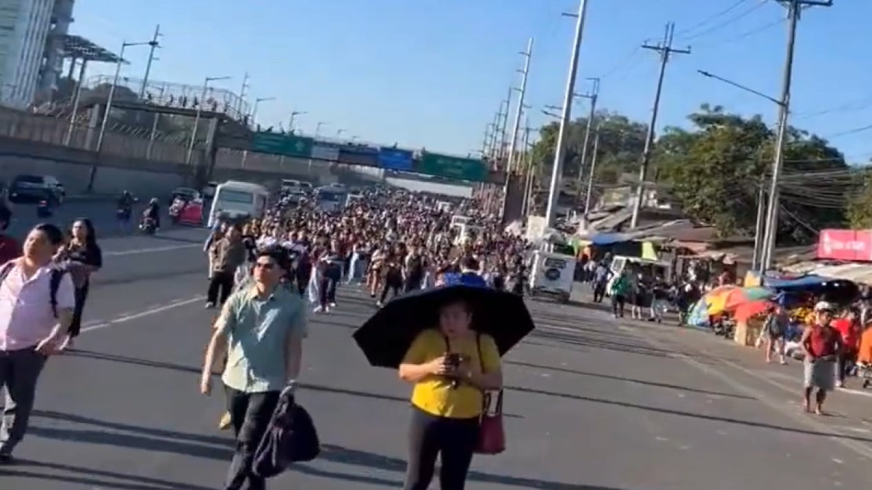 Viral di Media Sosial Warga Filipina Jalan Kaki ke Kantor Imbas Krisis BBM
