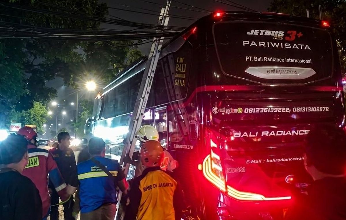 Imbas Kabel Optik Menumpuk, Tiang Listrik di Jakbar Ambruk